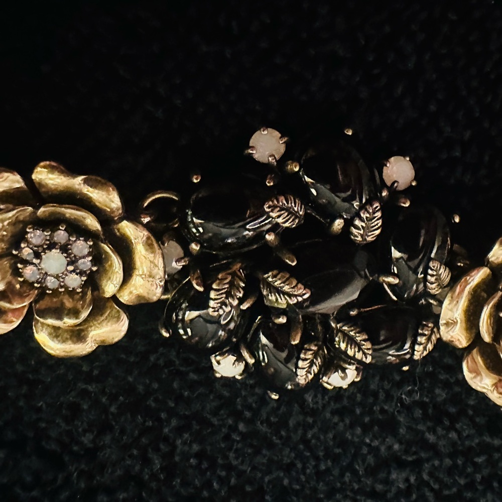 Exquisite Chloe + Isabel Black and Goldtone Floral Bracelet Intricate Accents - Picture 16 of 16